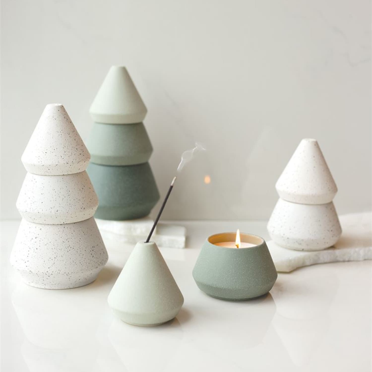 Świeca sojowa Cypress & Fir – Choinka duża (297g i 155g + Stojak na kadzidła) – inne ujęcie
