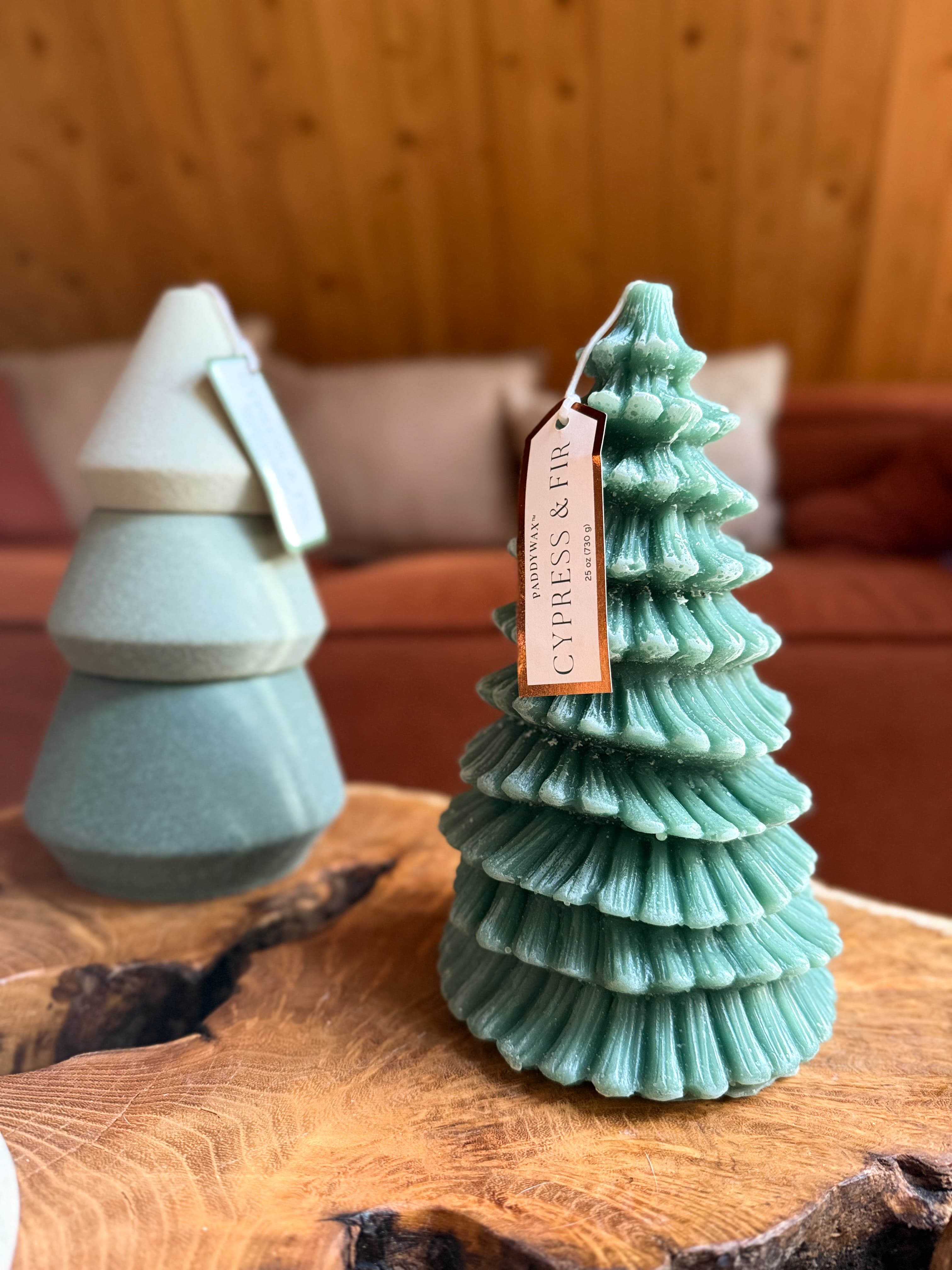 Świeca sojowa Cypress & Fir (730g) – Choinka wysoka – inne ujęcie